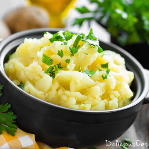 Garlic Cheddar Mashed Potatoes // deliciousobsessions.com