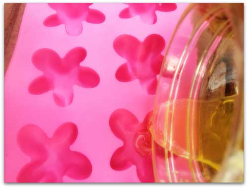 Lightweight, Non-Greasy Homemade Lotion Recipe: Perfect for Summer! // deliciousobsessions.com #diy #lotion #summer #coconutoil