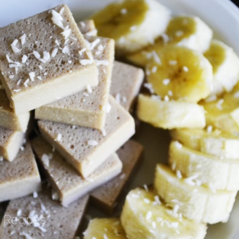 Banana Creme Fruit Snacks (a delicious way to eat more gelatin!) // deliciousobsessions.com