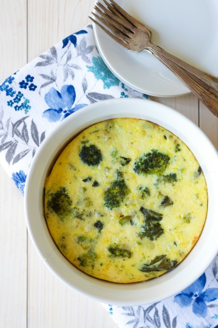 This delicious Easy Instant Pot Bacon Broccoli Frittata is packed full of bacon and broccoli goodness, fragrant herbs and creamy cheddar cheese. | Delicious Obsessions 