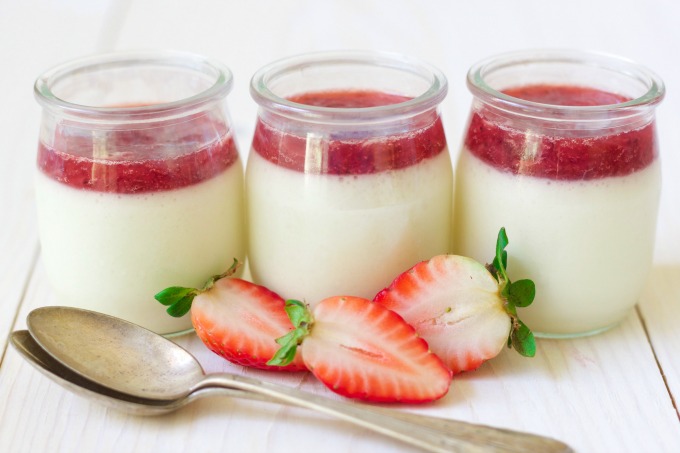 10 minute Strawberry Panna Cotta is so easy to make and it's absolutely delicious! This creamy, smooth, vanilla goodness with a naturally sweetened homemade strawberry topping is such a special treat! | deliciousobsessions.com